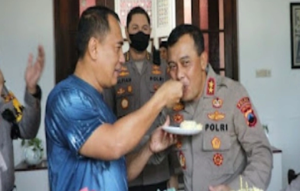 Kunjungi Sahabat, Kapolda Jateng Beri Surprise Ultah Pangdam Diponegoro