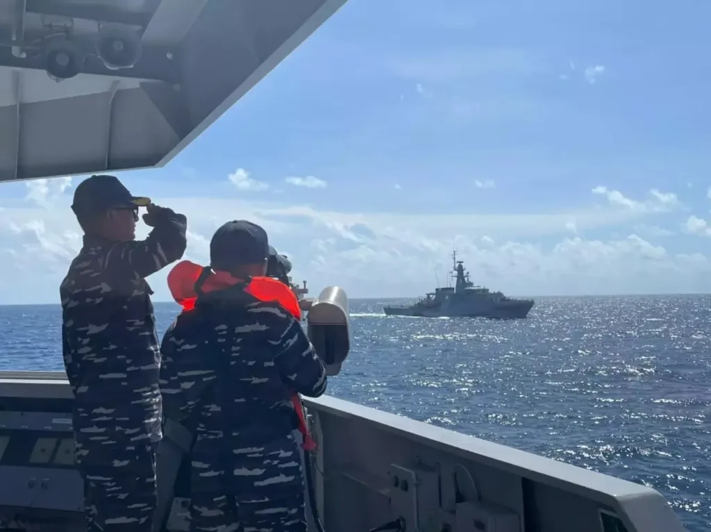 Komandan HMS Tamar Kapal Perang Inggris Kagum Latihan Bersama KRI FKO-368