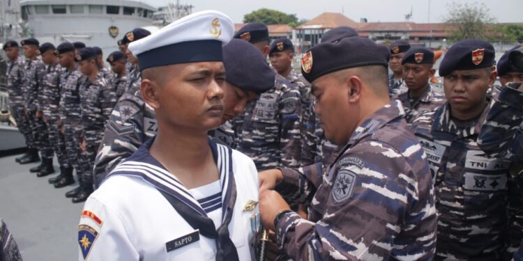Komandan KRI KST-356 Pimpin Tradisi Voor Den Boeg