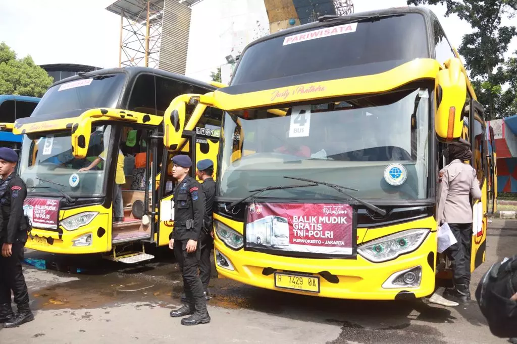 Balik Mudik Gratis, Kapolda Jateng Berangkatkan 10 Bus Dari Banyumas