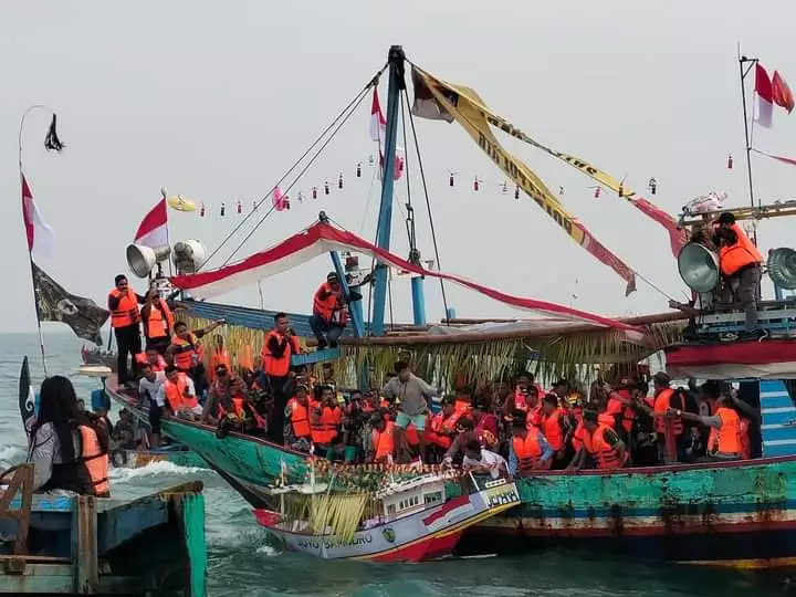 Kapolres Jepara Ikuti Prosesi Larungan Kepala Kerbau Pesta Lomban tahun 2023
