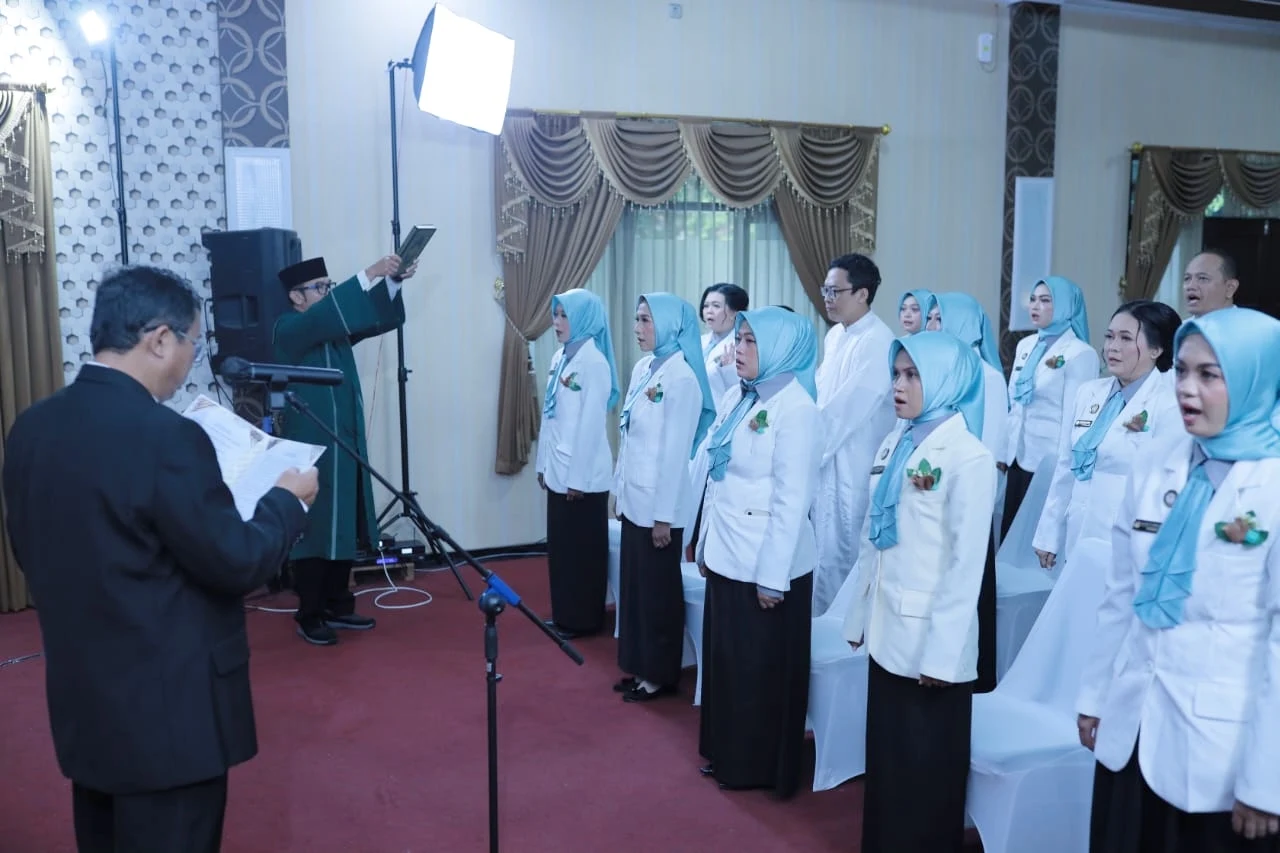 Puluhan Apoteker Prodi PSPA UMKU Jalani Sumpah Profesi