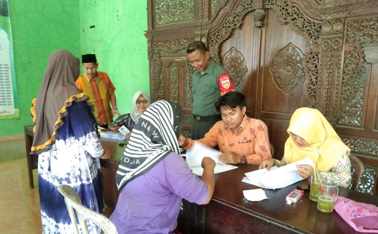 Babinsa Bringin Dampingi Penyerahan Bantuan Beras Tahap II Dari BPN