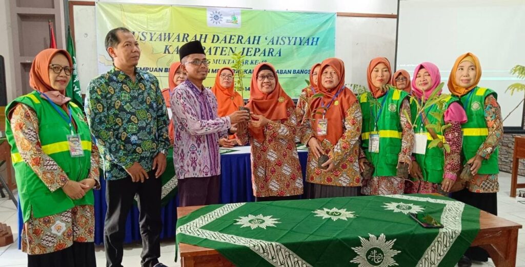 Penyerahan Ribuan Bibit Tanaman buah Tandai Musyda Aisyiyah Jepara 