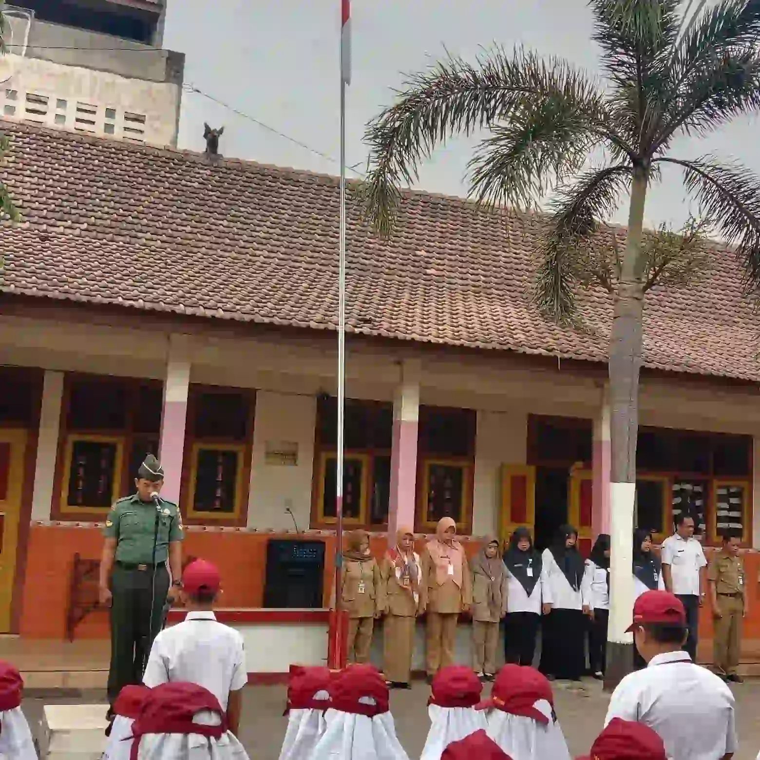 Tanamkan Cinta Tanah Air Pada Generasi Muda, Babinsa Desa Kriyan Jadi Pembina Upacara