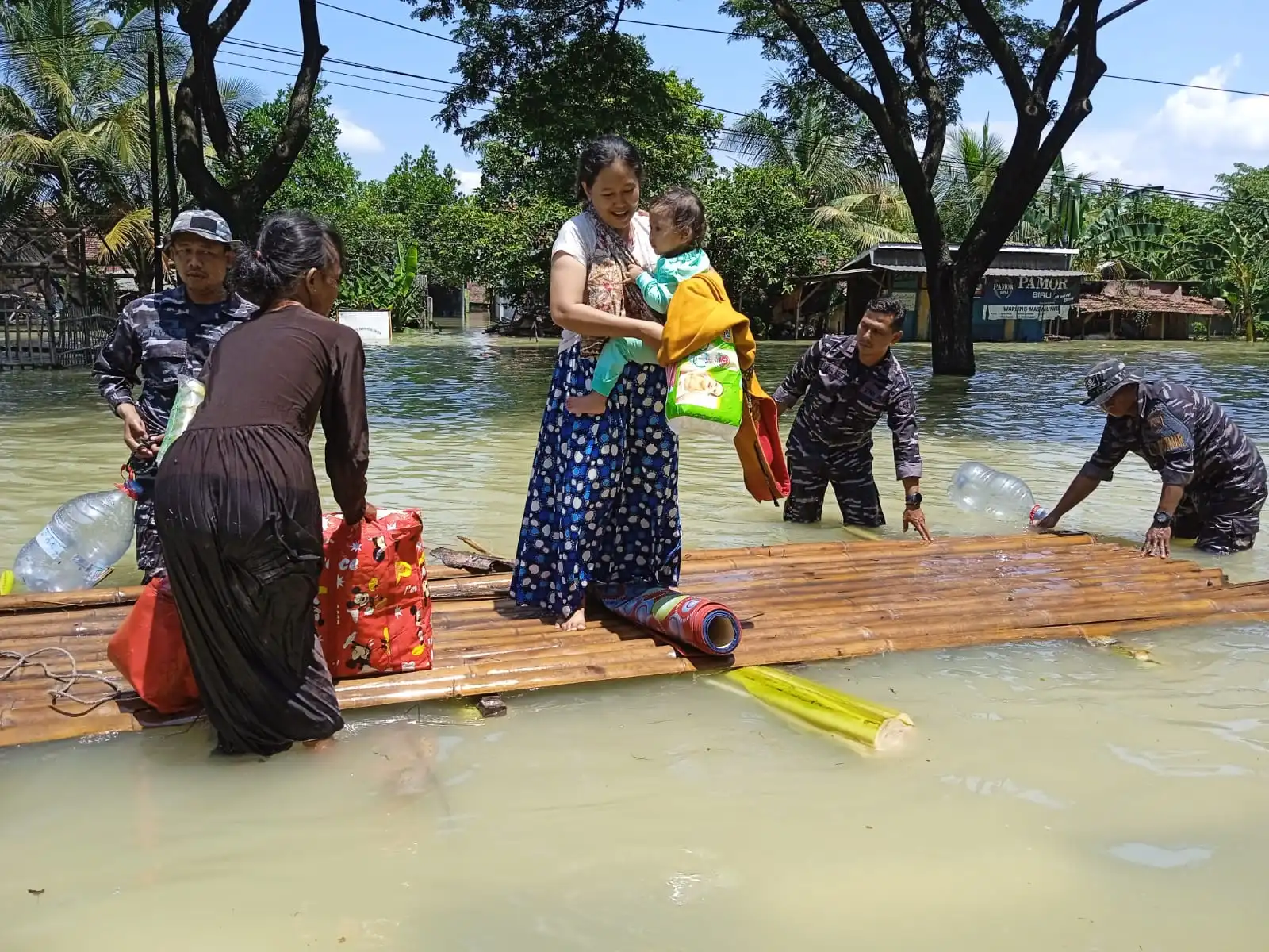 Demak Dilanda Banjir Prajurit Lanal Semarang Bantu Evakuasi