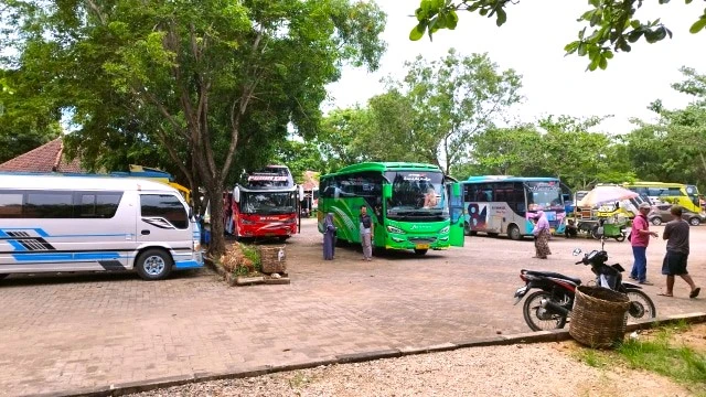 Musim Hujan, Wisatawan Tetap Antusias Piknik Di Pantai Jepara