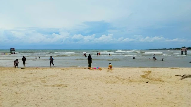 Musim Hujan, Wisatawan Tetap Antusias Piknik Di Pantai Jepara