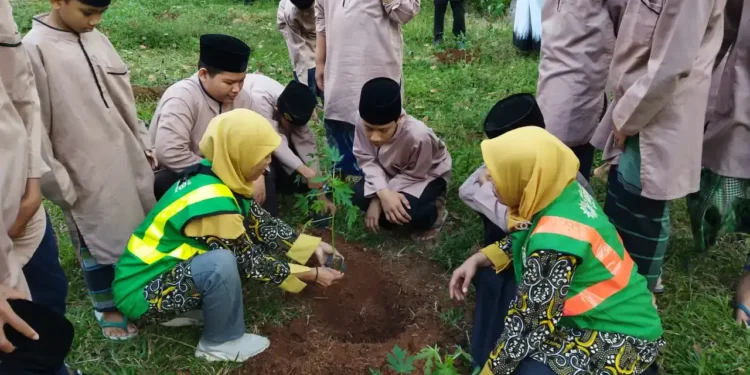 LLHPB Aisyiyah Jepara Bagikan Bibit Dan Tanam Pohon di Ponpes Nurul Ilmi Bucu