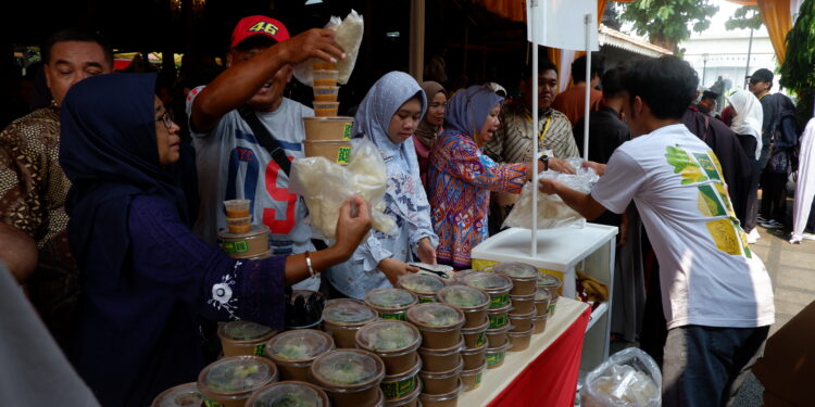 Sego Pecel Magetan Penjual Kuliner Khas UMKM Ada di Seni Budaya TMII Jakarta