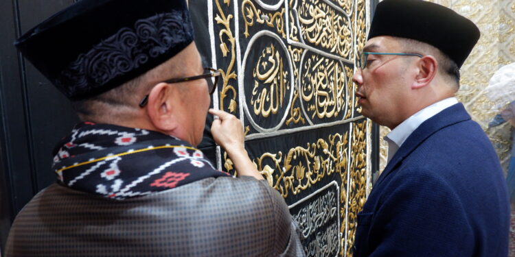 Ridwan Kamil dan Buya Yahya Melihat Kiswah di Jakarta