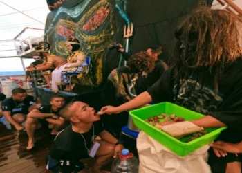 KRI Bima Suci Warisi Tradisi Leluhur Mandi Khatulistiwa