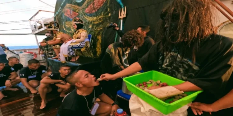 KRI Bima Suci Warisi Tradisi Leluhur Mandi Khatulistiwa