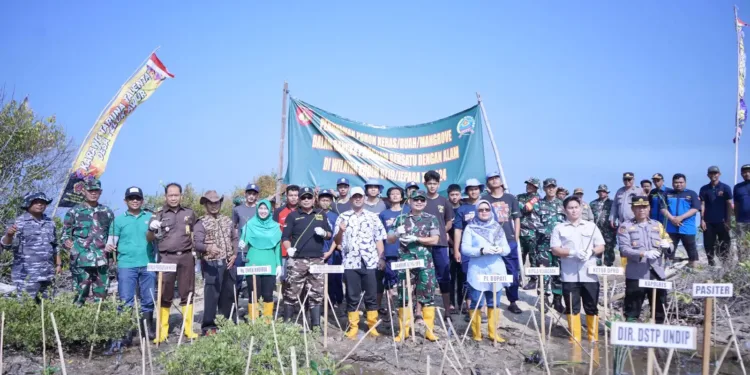 Kodim Jepara Tanam Mangrove di pantai Teluk Awur