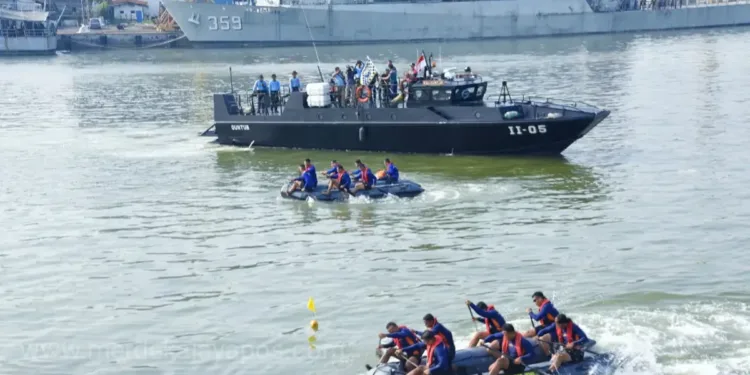 Lomba Dayung Perahu Karet Antar Satker TNI AL di Koarmada II